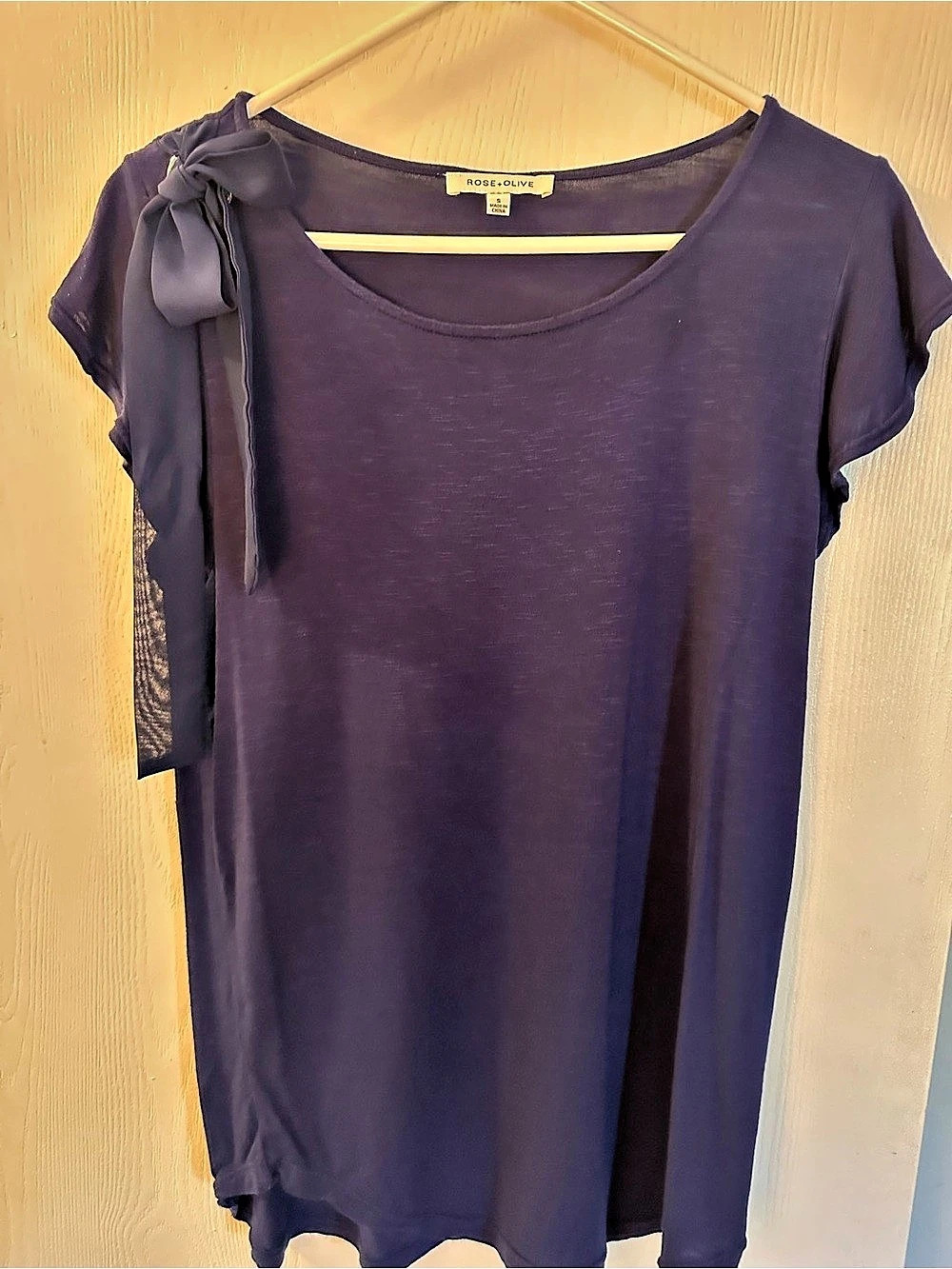 Rose + Olive Flutter Sleeve Top in Navy Size Small Like New